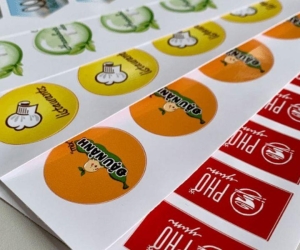 Những yếu tố ảnh hưởng đến giá in tem nhãn PVC tại xưởng