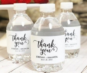 Làm thế nào để in decal dán chai nước giá rẻ nhưng vẫn đẹp và bền?